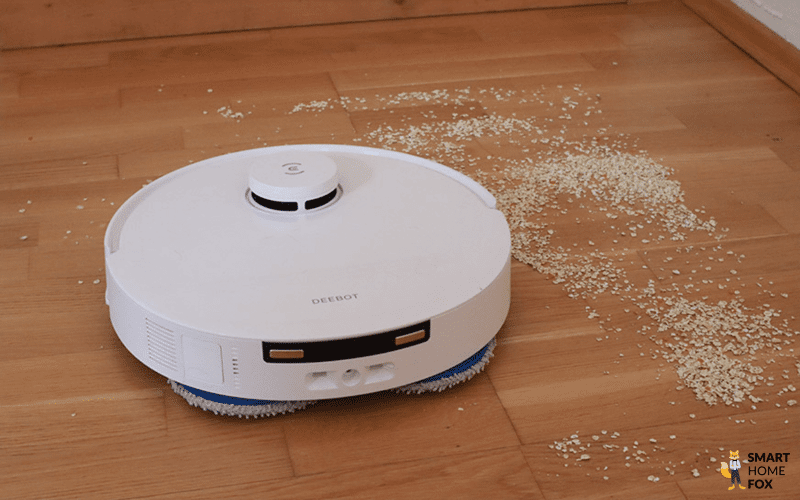 ECOVACS DEEBOT T30 PRO OMNI пылесосит на ламинате во время теста.